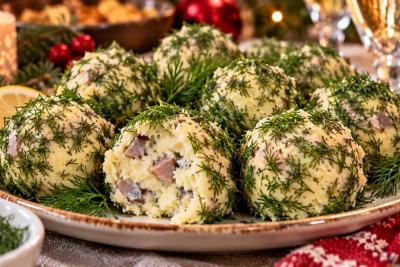 Беру селедку с плавленым сыром и мешаю с пюре: мировая закуска как шарики - не подлежит сравнениям