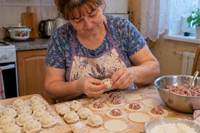 Как сделать пельмени в 2 раза сочнее и вкуснее: один секрет начинки - внутри столько сока, хоть ложкой черпай