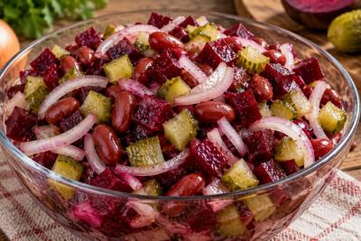 Свекла с огурчиками, а вкус такой, что тарелки вылизывают: осенний салат к ужину сытнее винегрета и проще &laquo;Шубы&raquo;