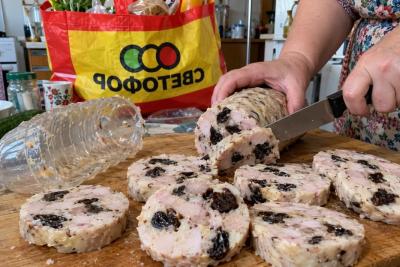 Кладу дешёвую курицу из &laquo;Светофора&raquo; и горсть чернослива в пластиковую бутылку - достаю царскую ветчину: нежнее суфле, колбаса отдыхает