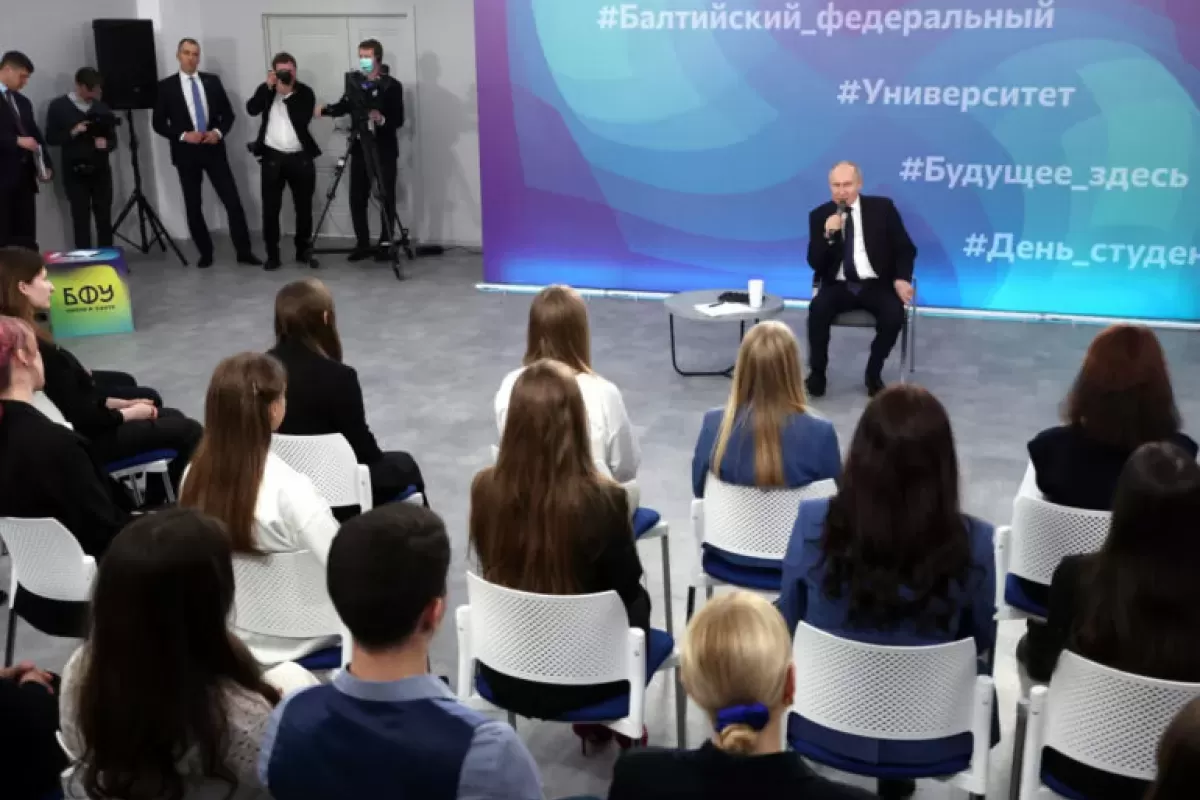 Владимир Путин решил поднять президентскую стипендию до 30 тысяч рублей