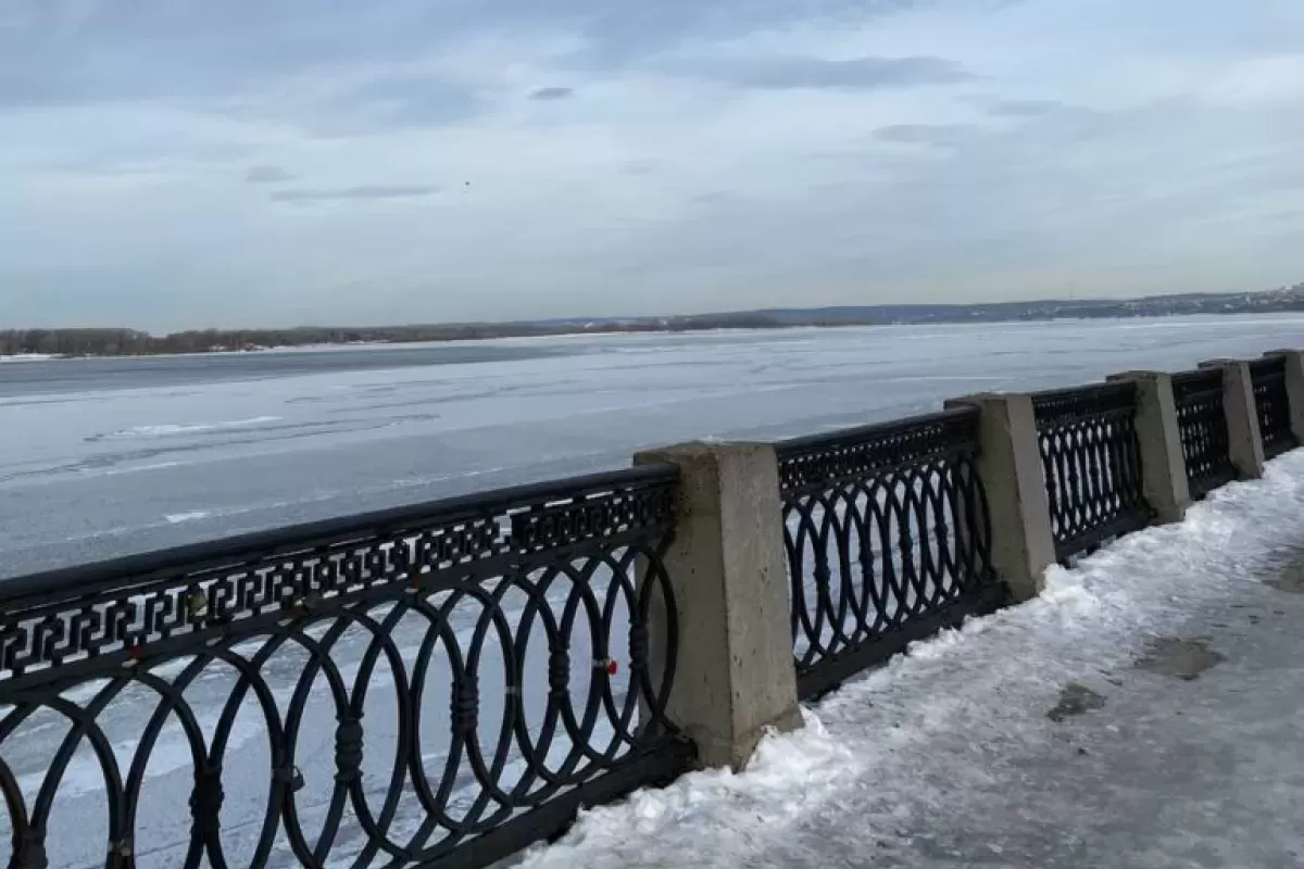 В Самаре на Волге наблюдается ледостав с промоинами: выход на лед опасен для жизни