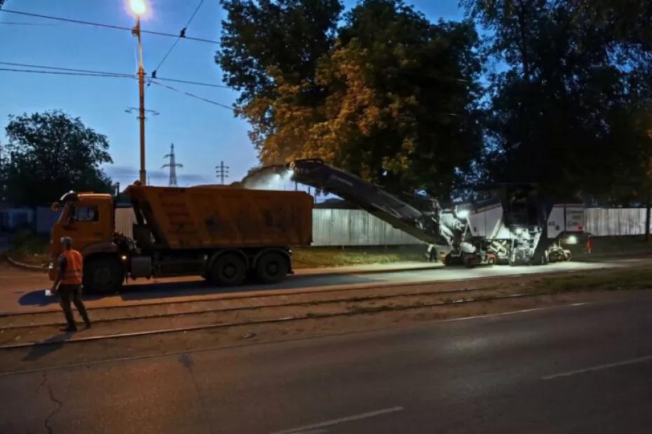 В Самаре оставшийся участок проезжей части улицы Алма-Атинской избавляют от старого разрушенного покрытия