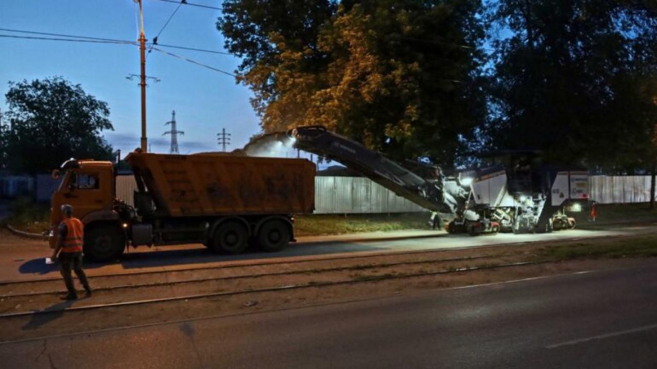 В Самаре оставшийся участок проезжей части улицы Алма-Атинской избавляют от  старого разрушенного покрытия