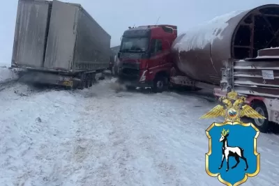 На трассе в Самарской области столкнулись 15 автомобилей