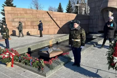 В Самаре возложили цветы к мемориалу на площади Славы