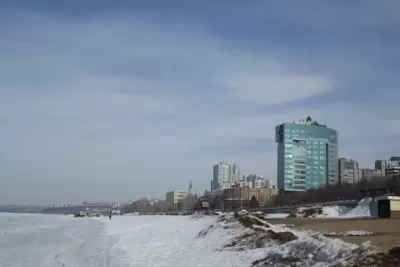 В Самаре на Волге лед становится тоньше