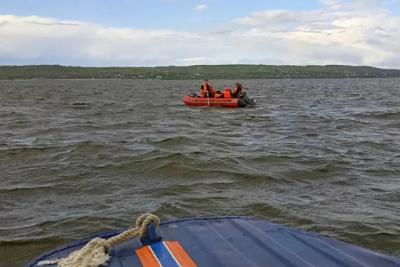 В Самарской области спасли четырех человек, терпящих бедствие на лодке