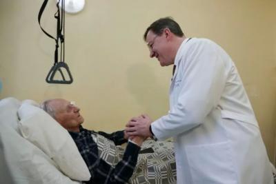 Губернатор Дмитрий Азаров навестил ветеранов в больнице №1 имени Пирогова