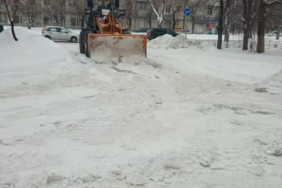Улицы Самары продолжают расчищать от снега