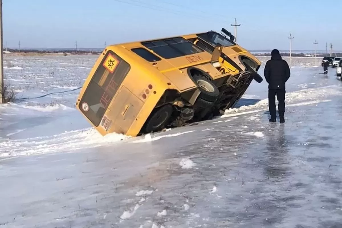 В Самарской области школьный автобус с детьми улетел в кювет