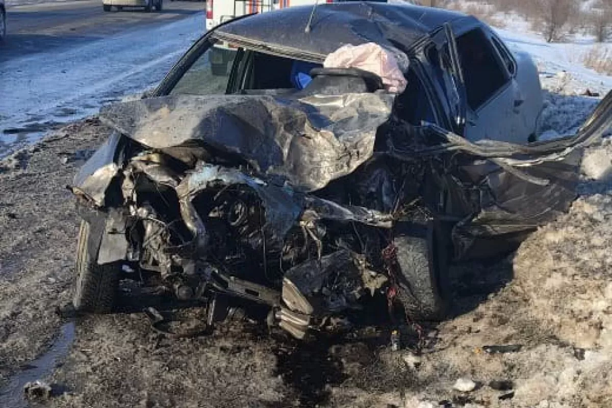В Самарской области водитель «Гранты» погиб, столкнувшись с фурой