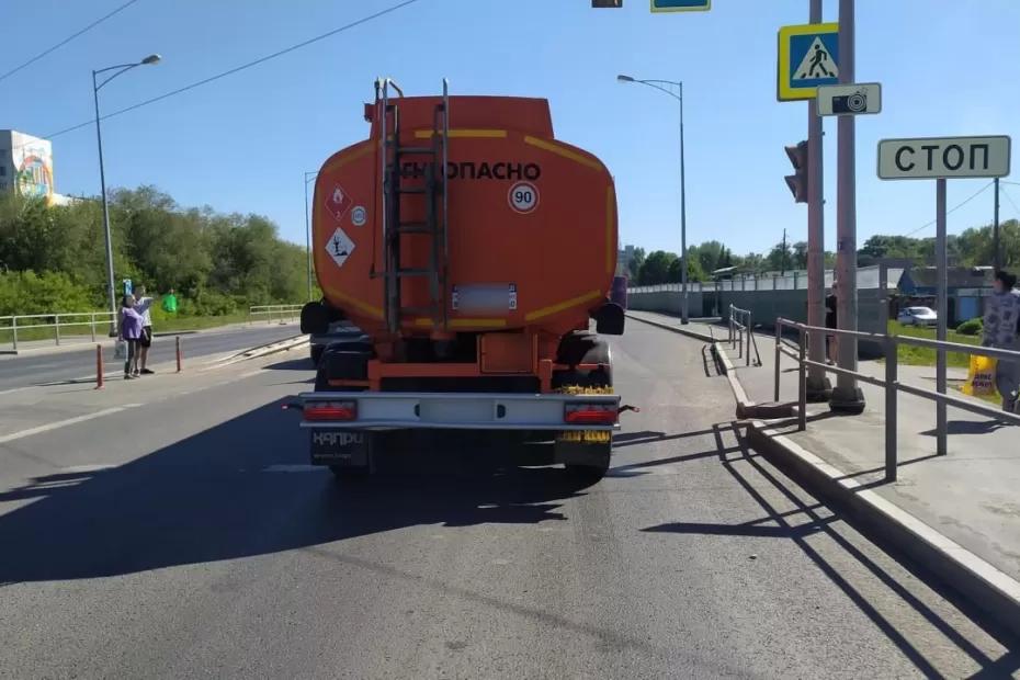 В Самаре водитель грузовика сбил двух детей на самокатах 