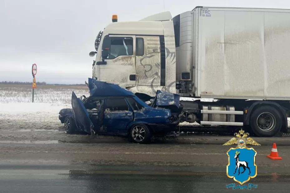 На трассе под Самарой ВАЗ столкнулся с грузовиком: два человека погибли