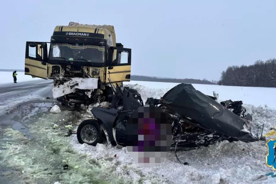 В Самарской области столкнулись фура и «Веста»: погибли два человека