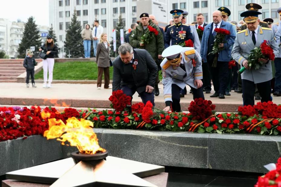 В Самаре возложили цветы к Вечному огню в честь 80-летия Победы В Самаре возложили цветы к Вечному огню в честь 80-летия Победы