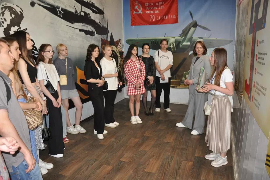 Юным самарцам провели экскурсию в бункере Сталина Юным самарцам провели экскурсию в бункере Сталина