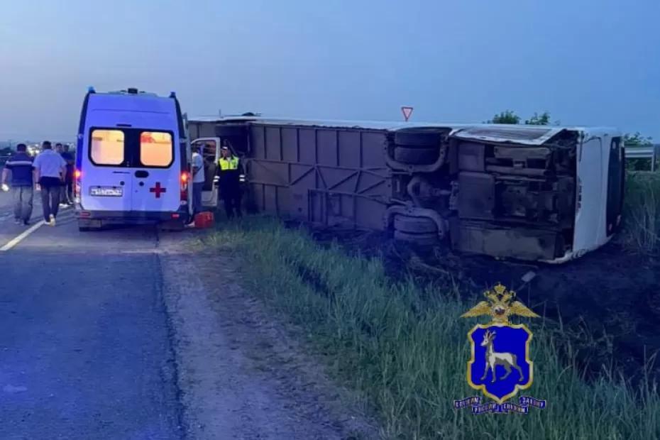 В Самарской области под Чапаевском перевернулся вахтовый автобус - фото В Самарской области под Чапаевском перевернулся вахтовый автобус - фото
