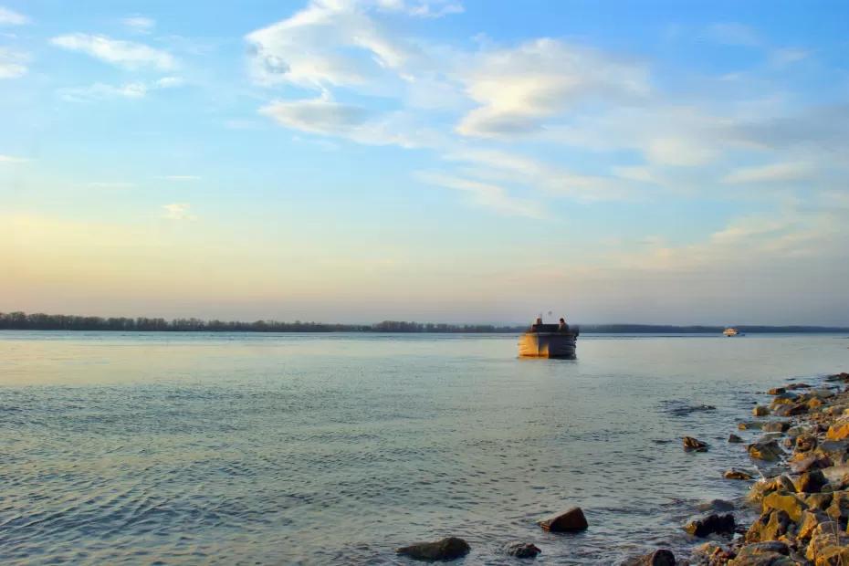 В Самаре погиб водитель севшего на мель катера В Самаре погиб водитель севшего на мель катера
