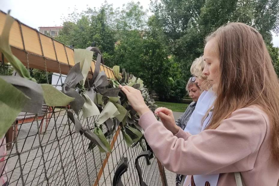 В самарском сквере Высоцкого проходит акция «Узелки Победы» В самарском сквере Высоцкого проходит акция «Узелки Победы»