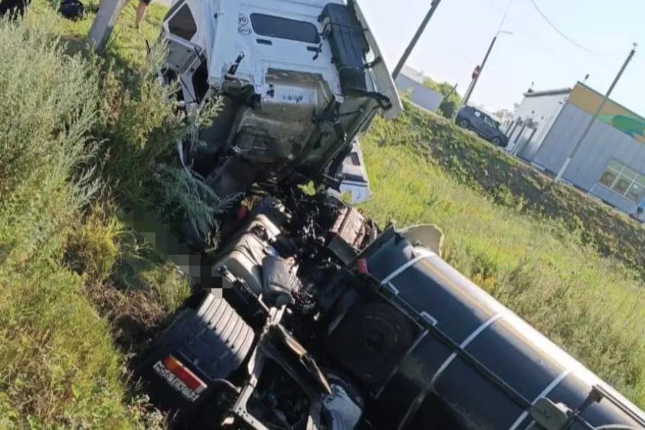 На трассе М-5 в Самарской области произошло смертельное ДТП с участием двух грузовиков На трассе М-5 в Самарской области произошло смертельное ДТП с участием двух грузовиков