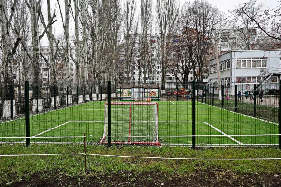 10 мини-футбольных площадок построили на территории детских садов Самары