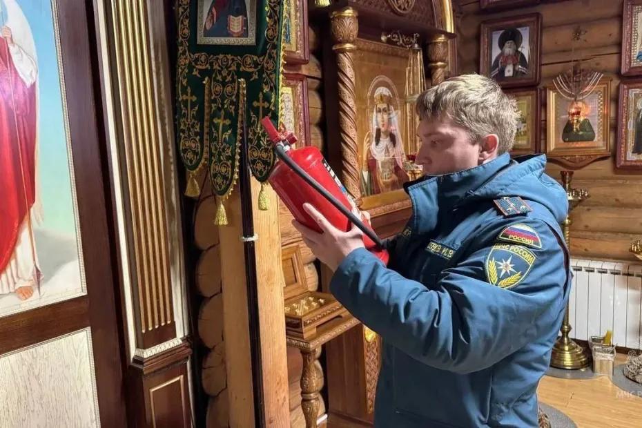 Сотрудники МЧС усилили пожарную безопасность в храмах Самары накануне Крещения