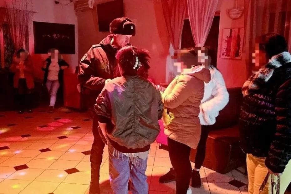 20 человек отправили на медэкспертизу после ночного рейда в самарском баре: что известно на данный момент