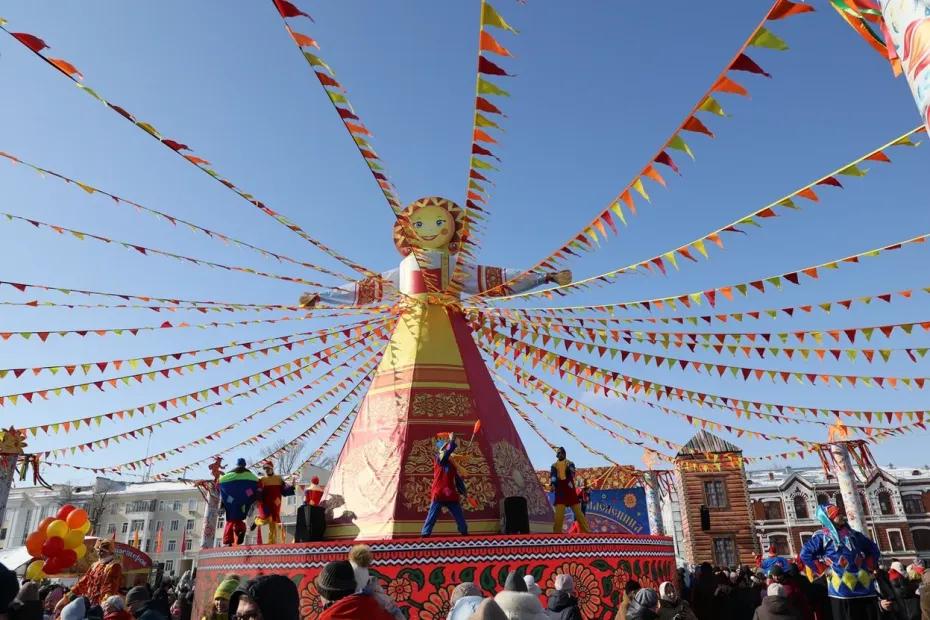 Самарцы отметили широкую Масленицу на площади Куйбышева