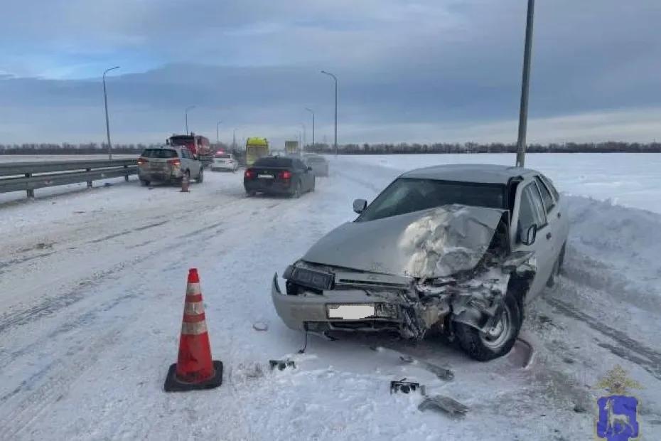 Водитель получил травму при столкновении трех автомобилей в Самарской области: что произошло