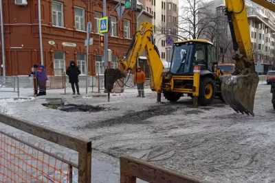 Коммунальщики продолжают работать на месте прорыва трубы холодного водоснабжения в центре Самары