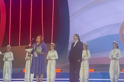 Губернатор Дмитрий Азаров поздравил Екатерину Щинину с вручением премии «Служение»