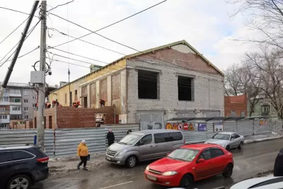 В здании бывшего кинотеатра «Россия» монтируют окна и систему отопления