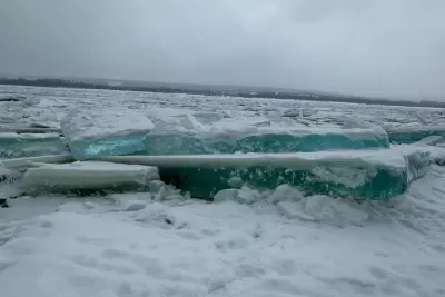 В Самаре спасатели вытащили из воды девочку, провалившуюся под лед