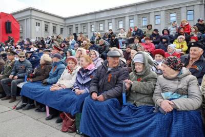 Тысячи самарцев пришли на Парад Победы на площади Куйбышева