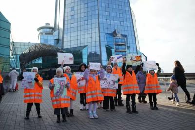 В Самаре транспортные полицейские обучают детей поведению на железной дороге