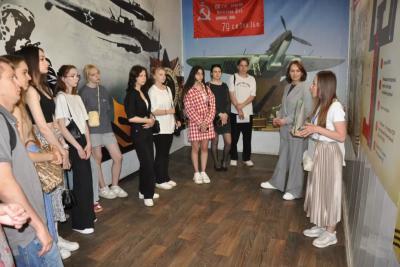 Юным самарцам провели экскурсию в бункере Сталина