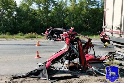 В Самарской области погиб пассажир иномарки, въехавшей в стоящий КаМАЗ