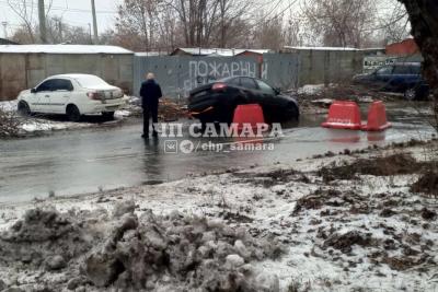 Автомобиль провалился в яму в Самаре