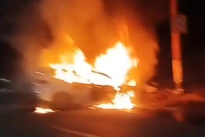 Появилось видео ДТП с горевшей машиной после столкновения с ЛЭП в Самарской области