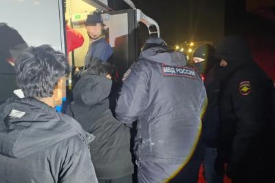 Появилось видео рейда ОМОНа в самарских ночных клубах на улице Лесной