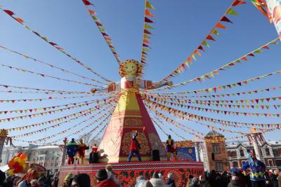 Самарцы отметили широкую Масленицу на площади Куйбышева