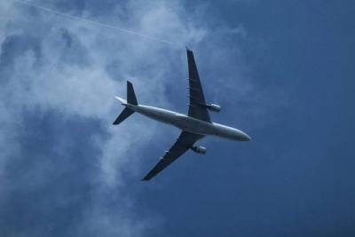 Самарские чиновники рассказали, почему белые полосы за самолетами безопасны