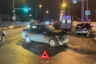 Вылетел на красный: в ДТП с двумя Lada Granta в Самаре пострадали женщина и  ребенок