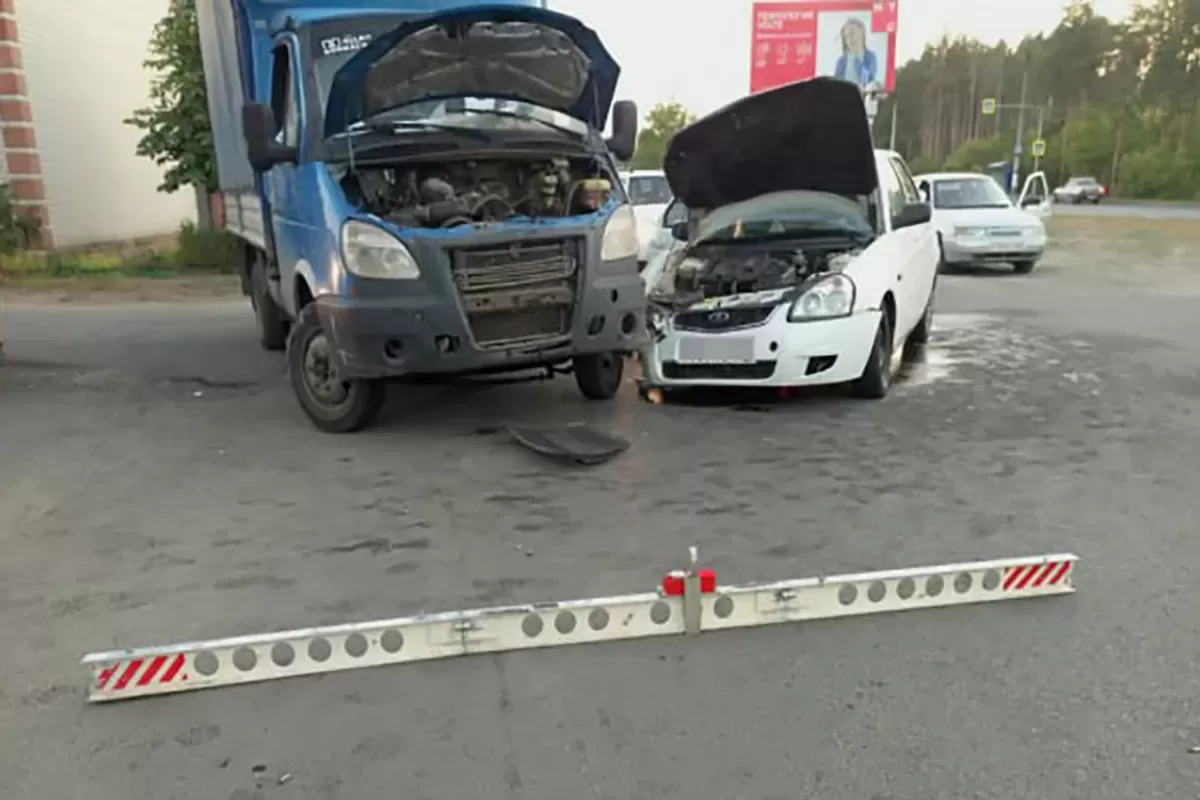 Начинающий водитель, успевший 40 раз нарушить ПДД, протаранил в Сызрани грузовик и покалечил девушек