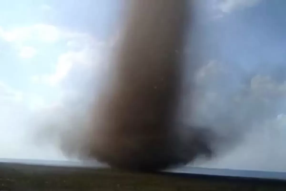 По Самарской области пронесся черный смерч - торнадо сняли на видео