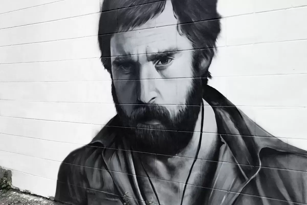 Уличный художник Stotch дорисовал масштабный портрет Высоцкого в центре Сызрани