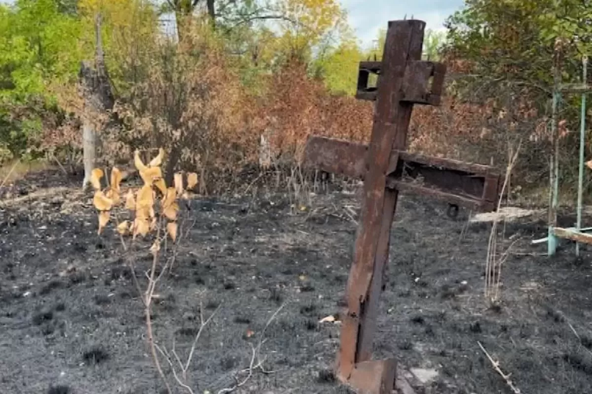 Старое кладбище почернело, по крестам и могилам прокатилось пламя - фото