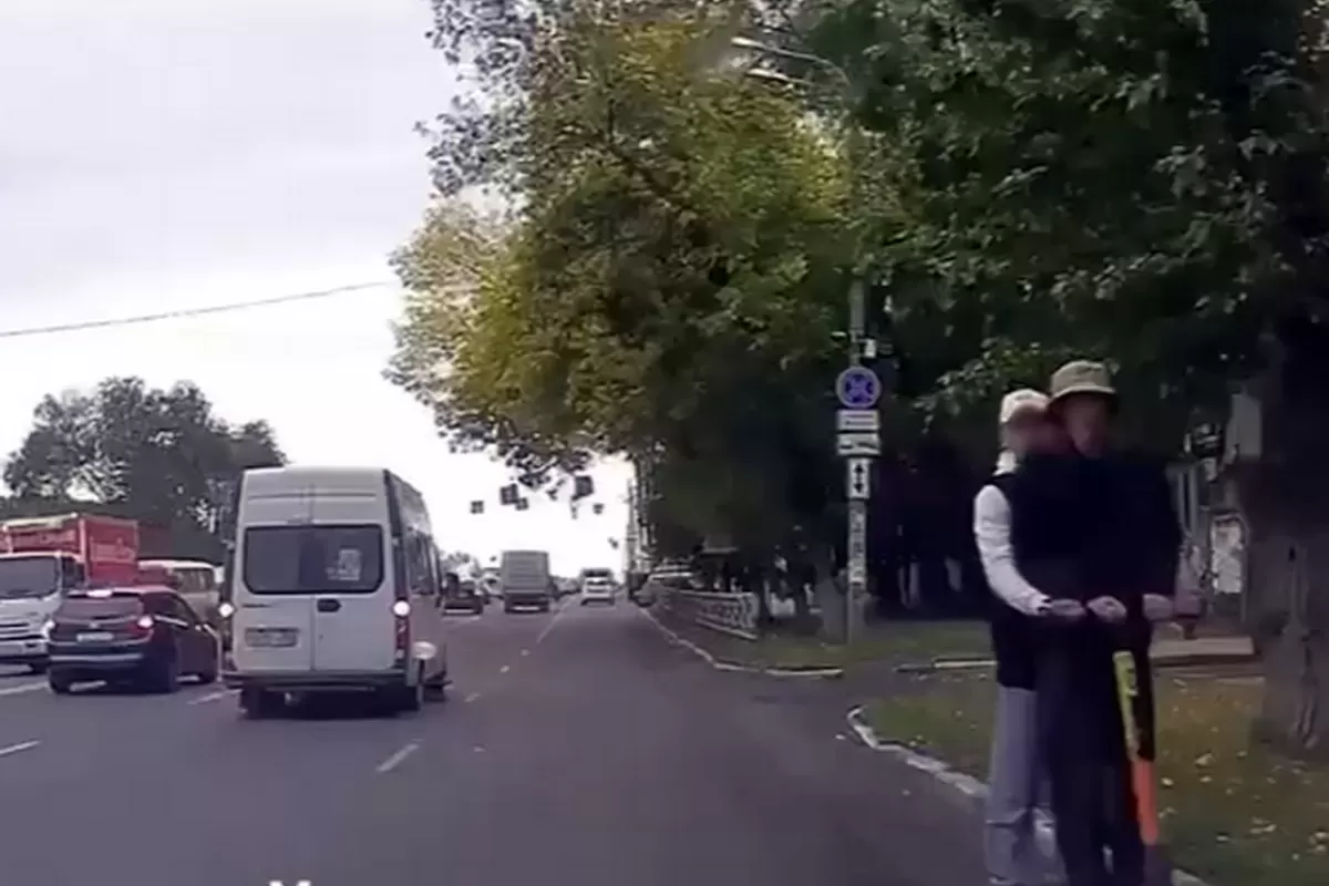 На оживленной дороге парочка на самокате привела в ярость десятки водителей - видео