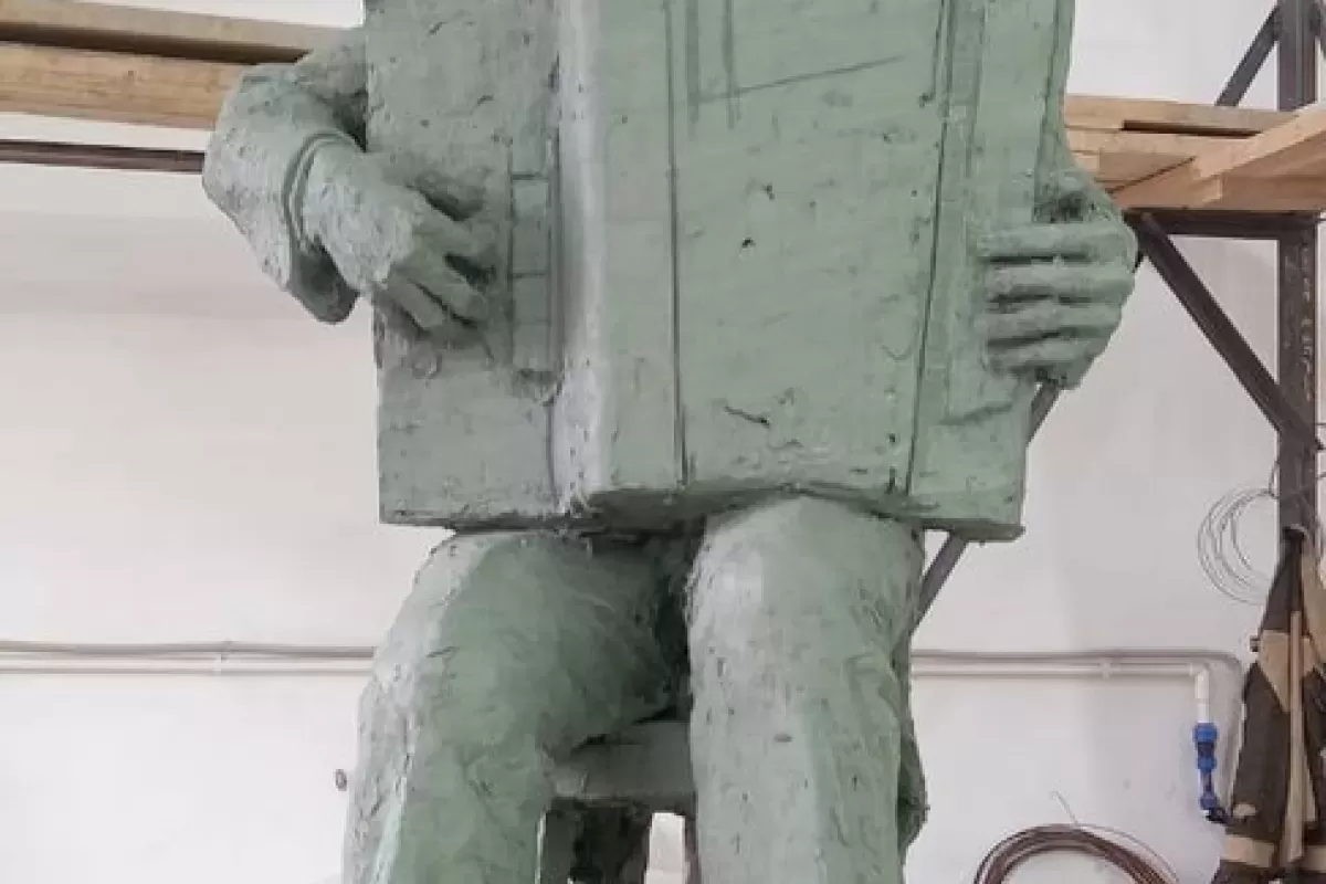 Впервые показана скульптура автора «Пусть всегда будет солнце» композитора Островского, которую установят в Сызрани